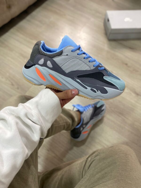 Adidas Yeezy 700 Hombre - Image 2